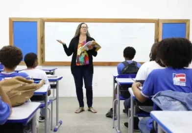 Governo antecipa salário de novembro e primeira parcela do 13º para servidores da Educação Governo antecipa salário de novembro e primeira parcela do 13º para servidores da Educação