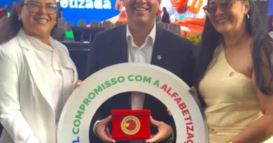 João Dourado participa de cerimônia em Brasília para receber Selo Ouro da Alfabetização