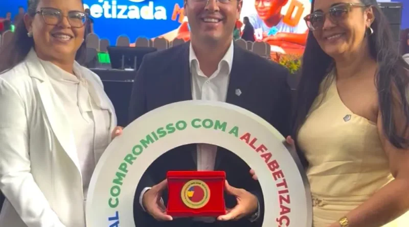 João Dourado participa de cerimônia em Brasília para receber Selo Ouro da Alfabetização