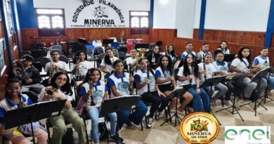 Alunas (os) e iniciantes participam da abertura das aulas de música da Filarmônica Minerva