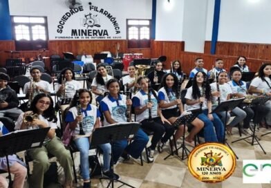 Alunas (os) e iniciantes participam da abertura das aulas de música da Filarmônica Minerva