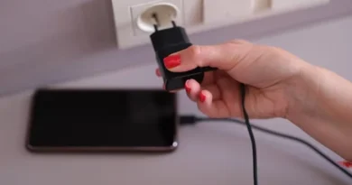 ALERTA…Deixar carregador na tomada pode ser mais perigoso do que parece