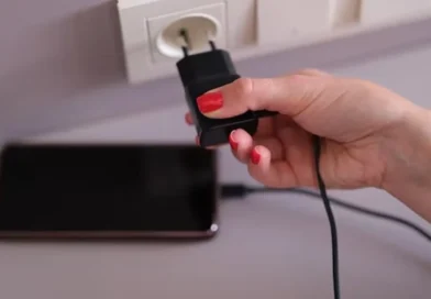 ALERTA…Deixar carregador na tomada pode ser mais perigoso do que parece